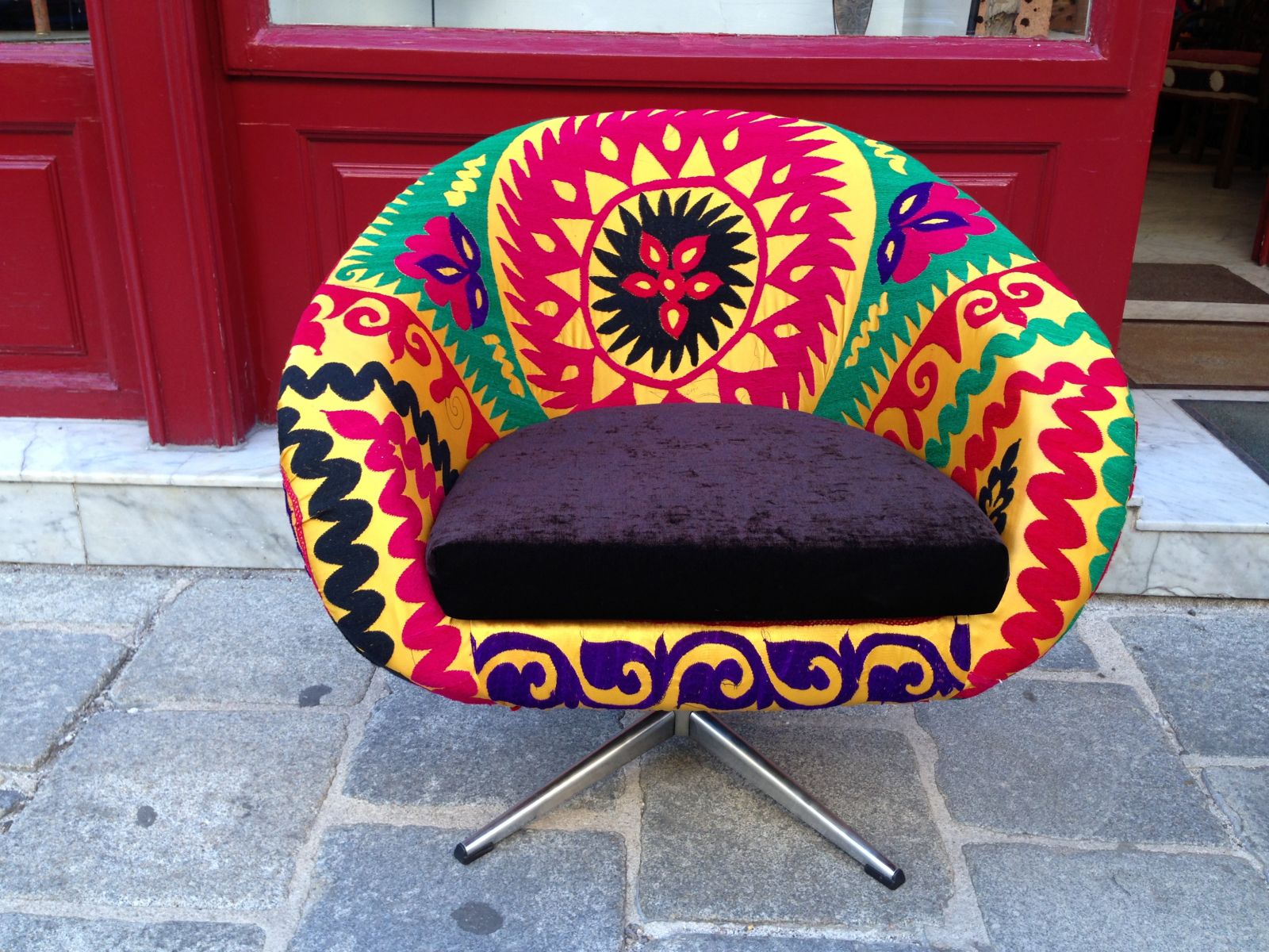 Vintage Fauteuil, neu tapeziert in unserem Werkstatt in Wien, mit Suzani Stickerei aus Usbekistan.