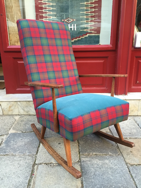 Vintage Schaukelstuhl, neu tapeziert und gepolstert in unserem Werkstatt in Wien